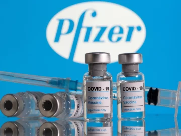 Afirman que dos dosis de la vacuna de Pfizer no ofrecen protección contra la variante Ómicron