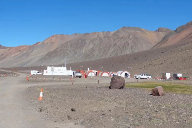 Intiman a dos mineras a avanzar con amenaza de quitarles los proyectos