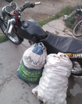 Abandonan la moto y todo el botín