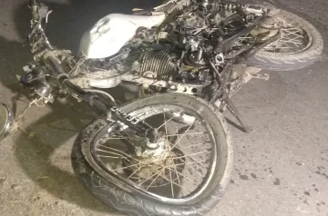 Lo peor para un motociclista que se estrelló contra un auto cuando quiso pasar a otro