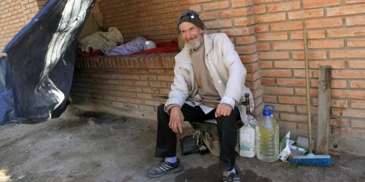 “Chimichurri”, el anciano que duerme en el cantero de una plaza de Caucete