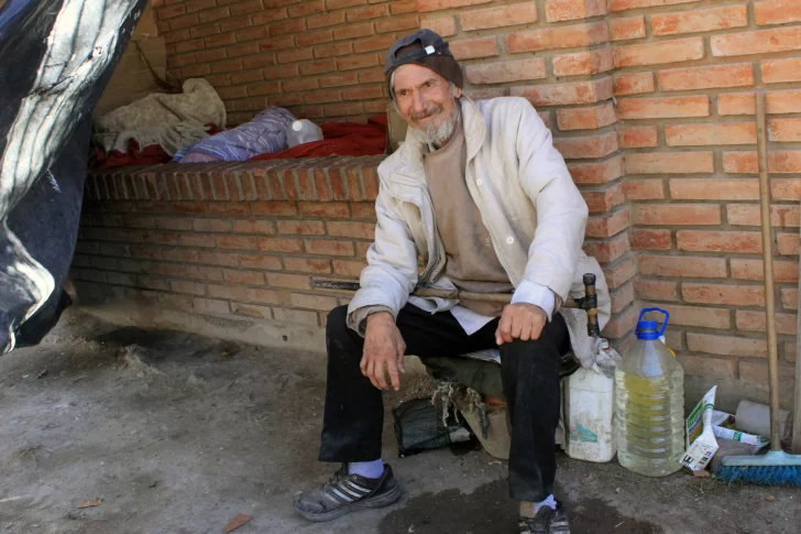 “Chimichurri”, el anciano que duerme en el cantero de una plaza de Caucete