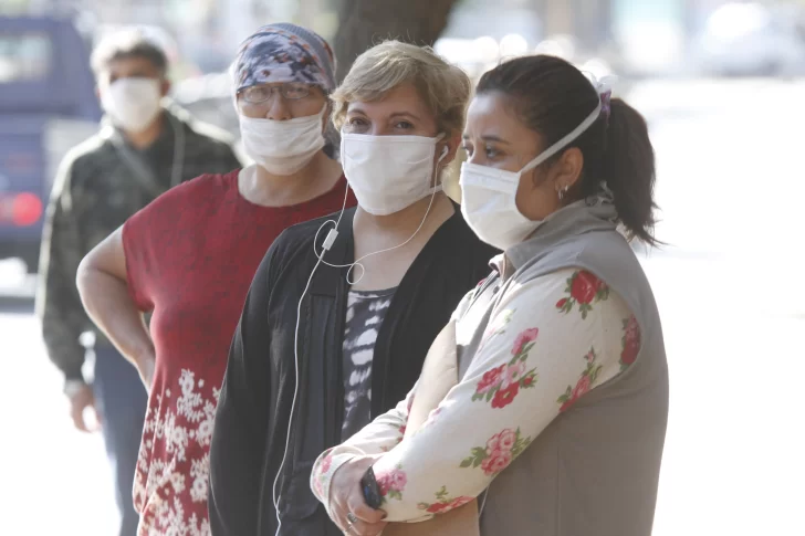 Pese a las cifras récord, 2 tercios de la gente cree que aún no llega lo peor