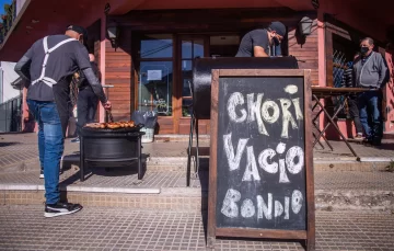 Mar del Plata: sacó la parrilla a la vereda, pese a la restricción