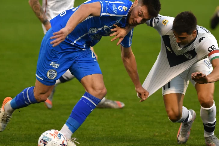 Vélez goleó al Tomba y sigue levantando