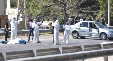 Creen que chocó y mató a una maestra en moto por una falla eléctrica que paró el auto