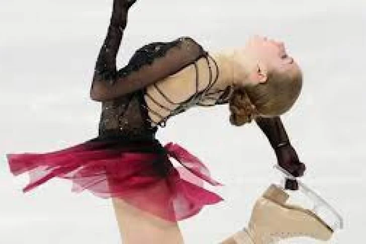 [VIDEO] Una patinadora rusa se convierte en la primera mujer en realizar 5 saltos cuádruples