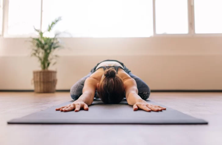 Yoga en casa: posturas para comenzar a mover el cuerpo