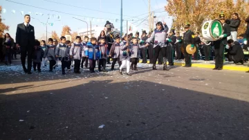 A pesar del frío, miles de personas asistieron al desfile patrio en Caucete