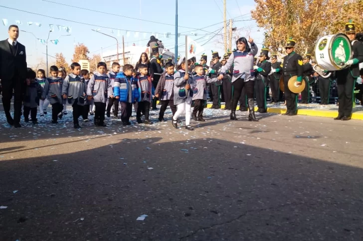 A pesar del frío, miles de personas asistieron al desfile patrio en Caucete