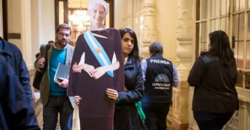 Victoria Donda llevó al Congreso una gigantografía de Lagarde