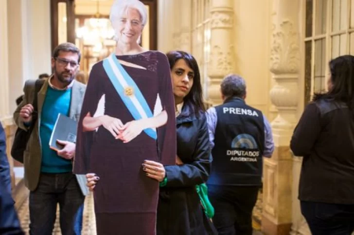 Victoria Donda llevó al Congreso una gigantografía de Lagarde