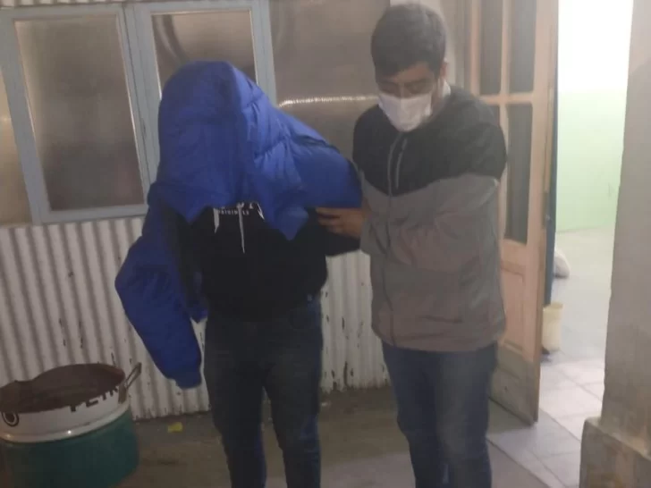 Golpeaba a las personas en las cabeza con un arma para robarles: quedó detenido