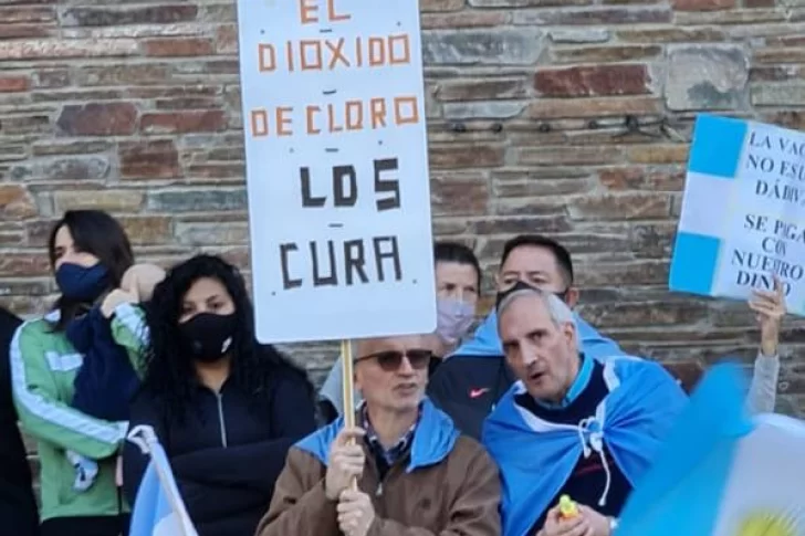 En la marcha, personas pedían usar el dióxido de cloro, cuyo consumo está prohibido