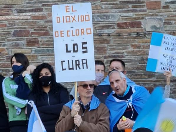 En la marcha, personas pedían usar el dióxido de cloro, cuyo consumo está prohibido