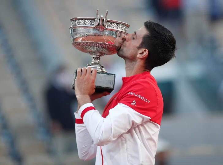 Djokovic se consagró en Roland Garros y quedó a un Gran Slam de Federer y Nadal