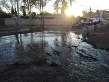 Trabajaban en el ensanche de la Central, taparon una boca  y provocaron un colapso cloacal