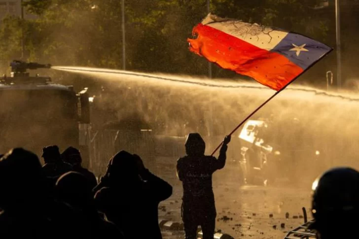 Más de 60 detenidos en una nueva noche de protestas contra Piñera