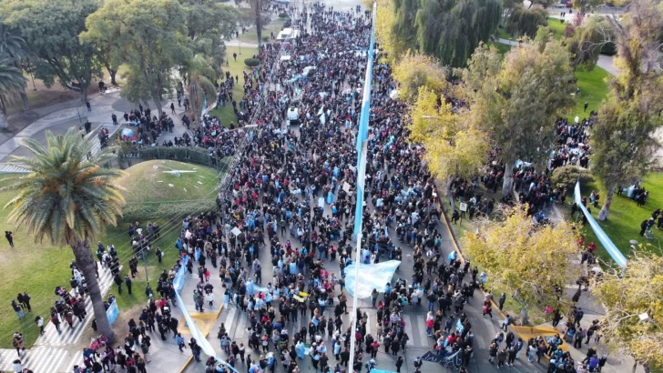 La vigilia de los autoconvocados: docentes se turnan para tomar la palabra, marcha y cánticos