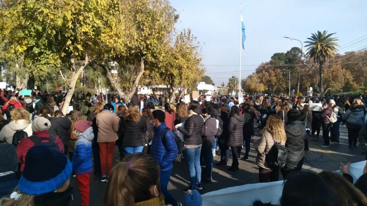 Docentes autoconvocados se concentran frente al Cívico y analizan en asamblea la propuesta