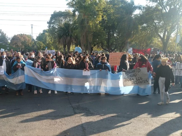 Autoconvocados docentes aseguran que el paro sigue este viernes