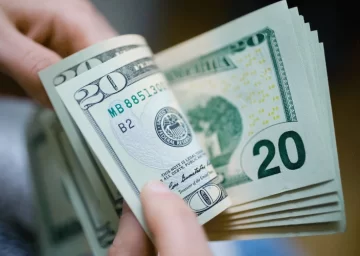 Las causas que llevaron al dólar a tocar su máximo en 6 semanas