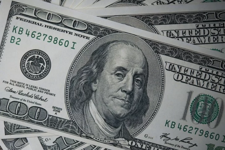 El dólar blue tuvo su mayor suba en un mes y medio: en San Juan llegó a negociarse en $920