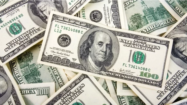 El dólar subió 21 centavos, pero igual terminó la semana en baja