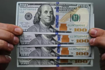 El dólar blue se desplomó casi $4 y cerró este jueves a $85,50