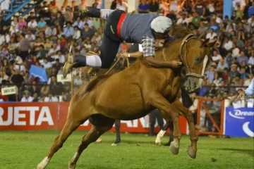 Gauchos de casco y chaleco