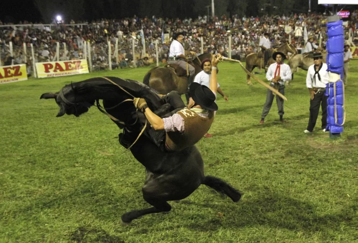 Un jinete fue aplastado por su caballo en la doma de Rawson: se fracturó la pelvis