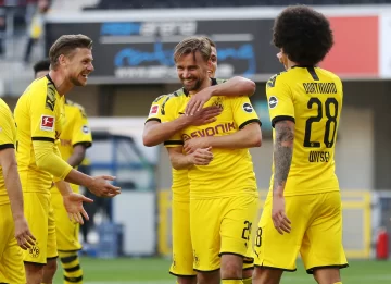 Borussia Dortmund goleó al Paderborn y sigue luchando