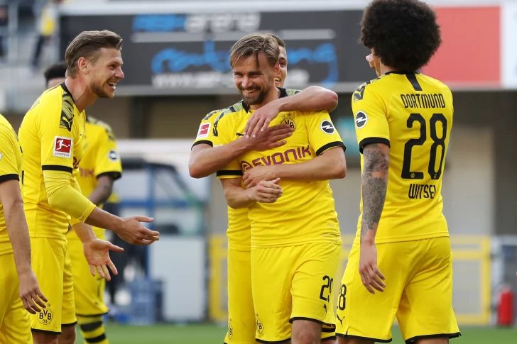 Borussia Dortmund goleó al Paderborn y sigue luchando