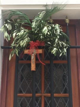 Domingo de Ramos sin fieles en la Catedral y olivos en las puertas de las casas