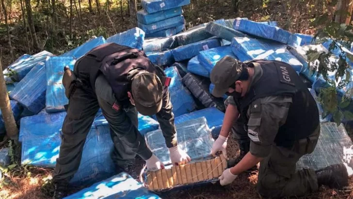 Descubrieron 4.570 kilos de droga escondida en medio de la selva