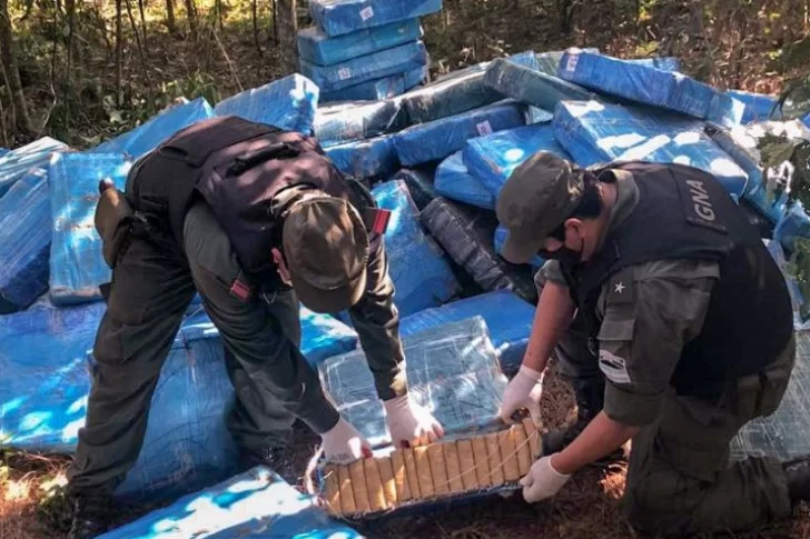 Descubrieron 4.570 kilos de droga escondida en medio de la selva