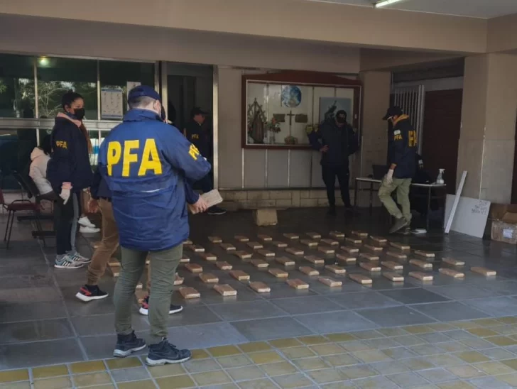 Secuestran 67 panes de marihuana que llegaron en encomienda: hay dos detenidos