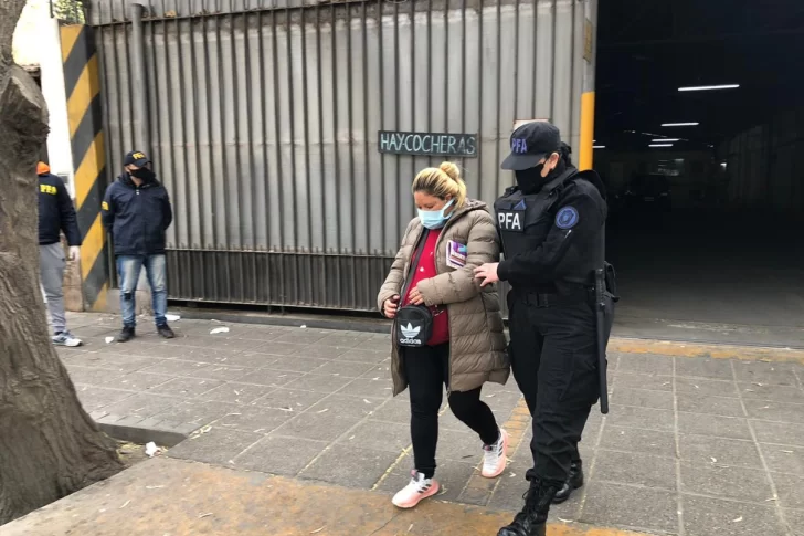 Policías quisieron ayudar a una embarazada que cargaba un caja pesada: eran 13 Kg de droga