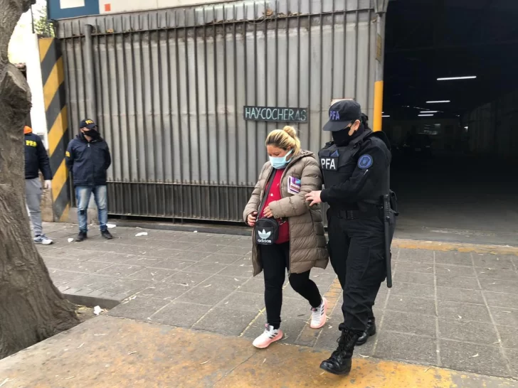 Policías quisieron ayudar a una embarazada que cargaba un caja pesada: eran 13 Kg de droga