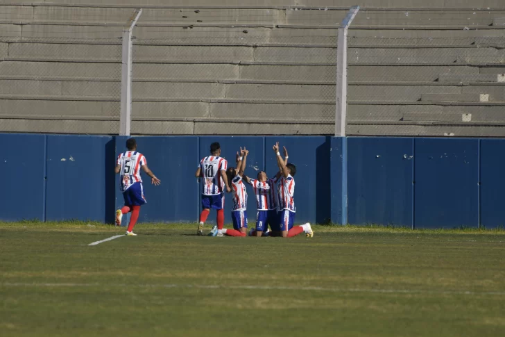 Peñarol goleó a Estudiantes en San Luis