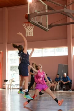 La aplanadora del básquet femenino