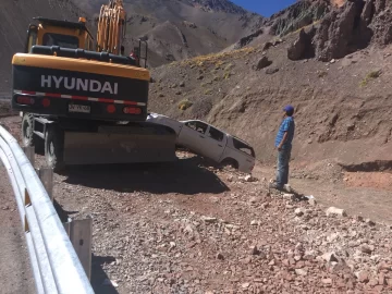 Una pareja que volvía a San Juan volcó en el Paso de Agua Negra