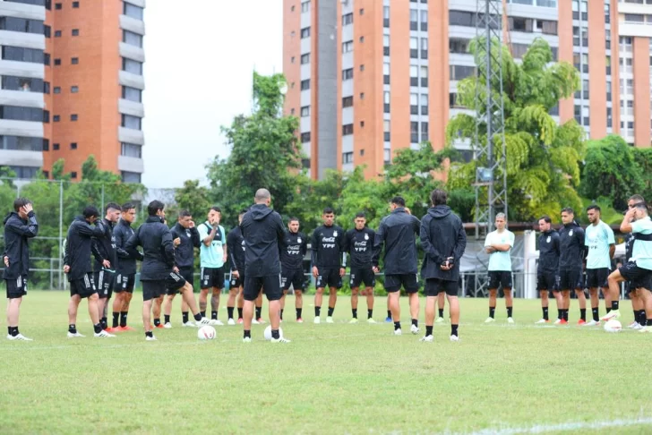 Con Messi y varias bajas, Scaloni analiza qué equipo jugará ante Venezuela