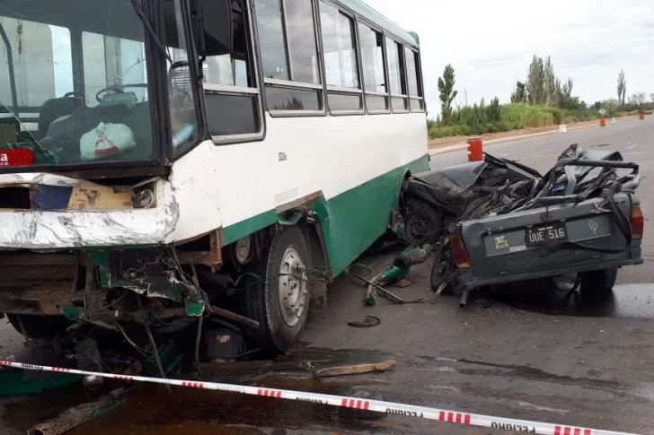 Un muerto en un tremendo accidente entre un colectivo y una camioneta