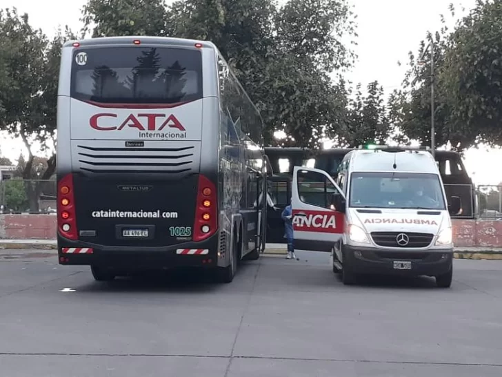 Aislarán a los pasajeros del colectivo que llegó de Chile, pero no les harán estudios