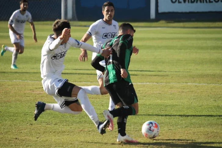 San Martín hizo agua en Buenos Aires y fue goleado por Tristán Suárez