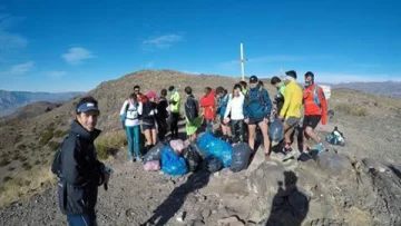 Amantes de la montaña recolectaron 50 kilos de basura de las Sierras Azules