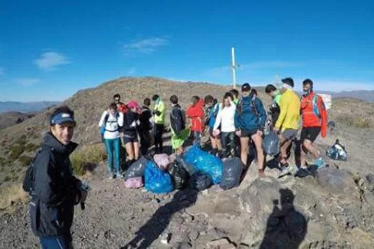 Amantes de la montaña recolectaron 50 kilos de basura de las Sierras Azules