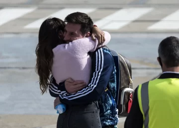 Un centenar de hinchas se acercó a saludar a Lionel Messi en Rosario