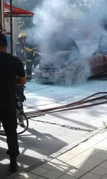 Se incendió un auto en pleno centro